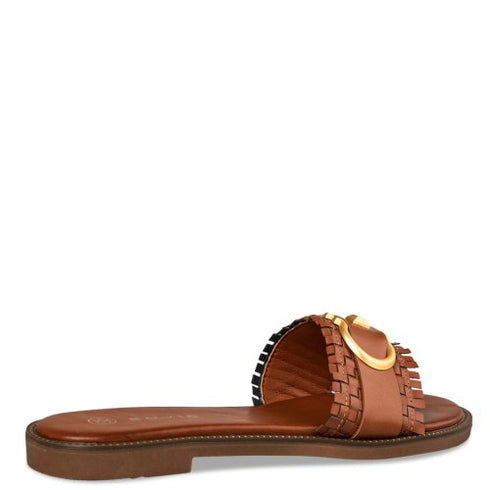 Envie Shoes Φλατ Σανδάλια με Χρυσή Διακοσμητική Αγκράφα Κάμελ