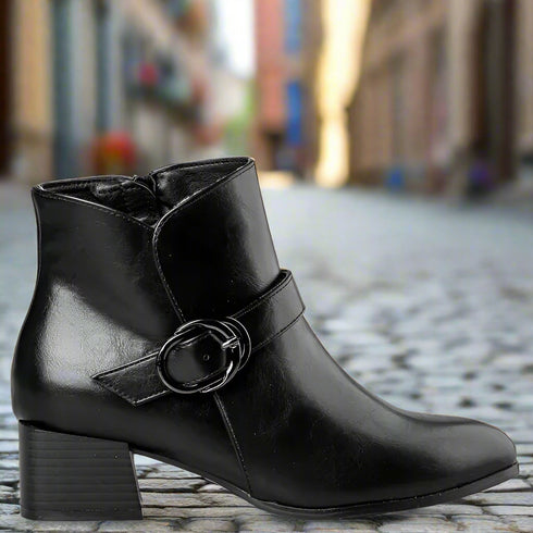 Envie Shoes Χαμηλό Μποτάκι με Διακοσμητική Αγκράφα Μαύρο